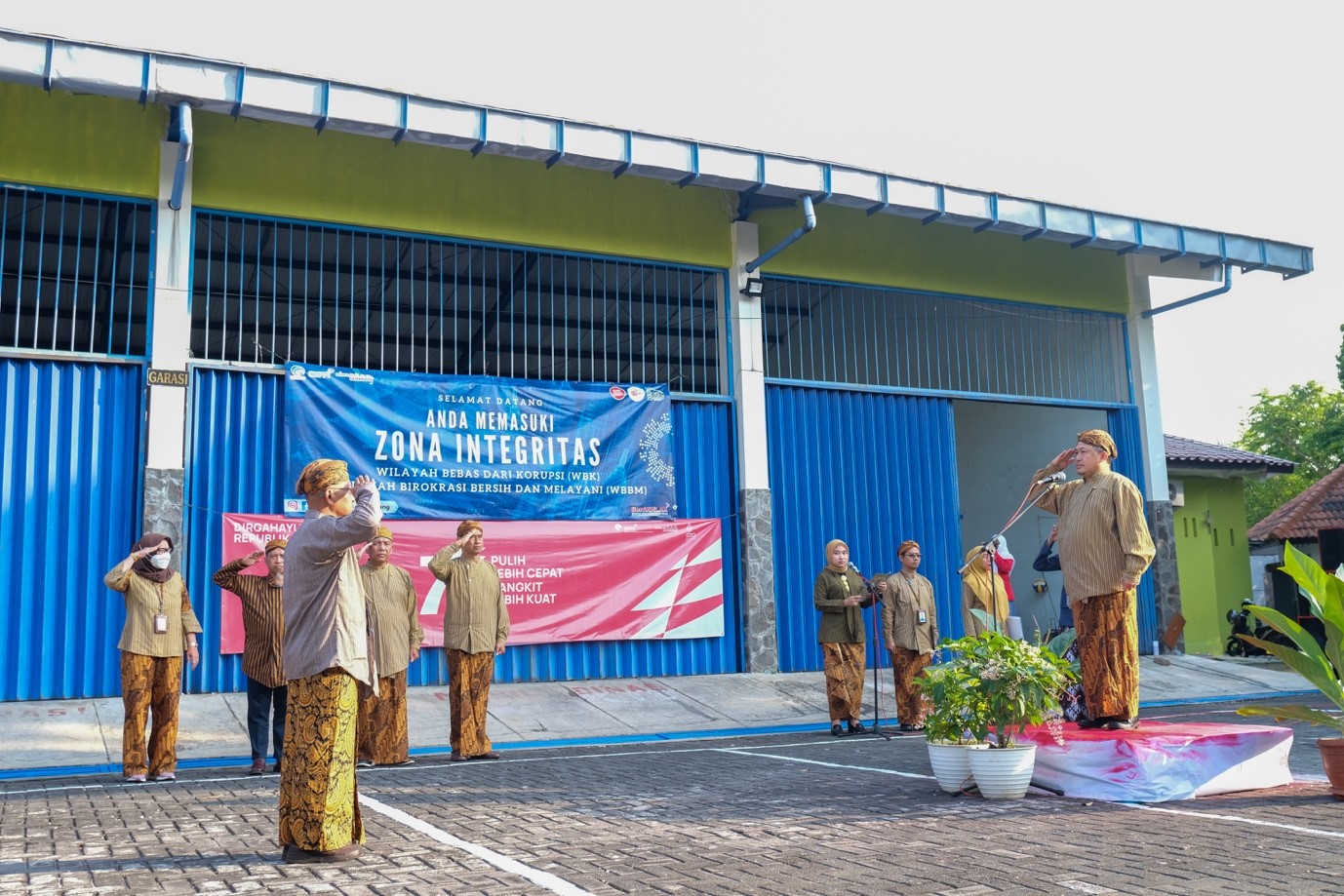 Kenakan Busana Adat Jawa Tengah, Sivitas Balmon SFR Kelas I Semarang Ikuti Upacara HUT ke-77 Kemerdekaan Republik Indonesia