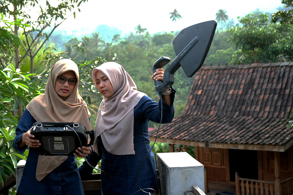 Kecerdasan Buatan dan Pengendali Frekuensi Radio: Substitusi atau Sinergi?