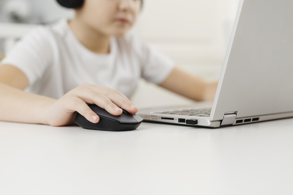 Perlindungan Anak di Ruang Digital: Menjaga Generasi Muda Tetap Aman di Era Internet